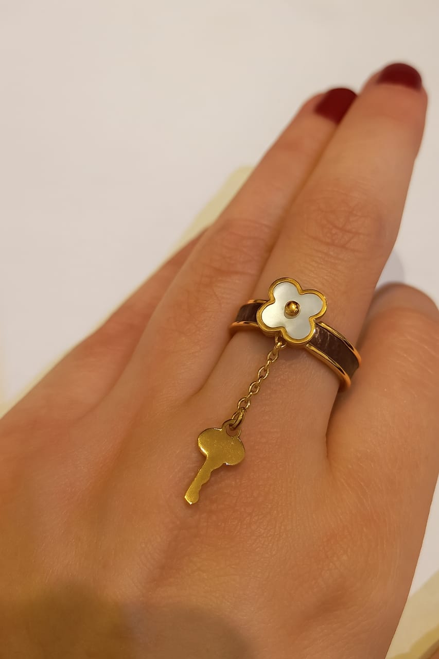 Gold Plated Clover & Key Charm Ring – Mother of Pearl Flower Accent
