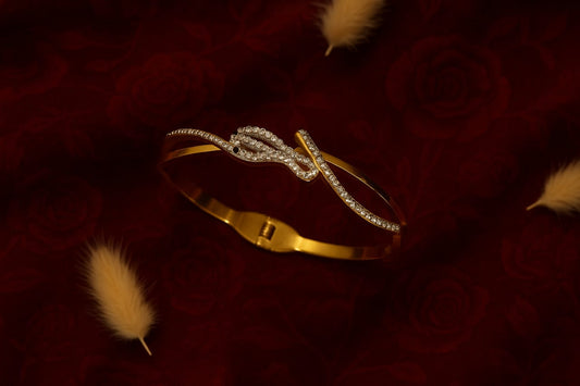 Elegant Wave Design Gold Bracelet – Crystal-Studded Statement Bangle for Women